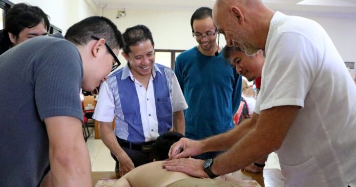 Alan Jansson demonstrating at a practical workshop