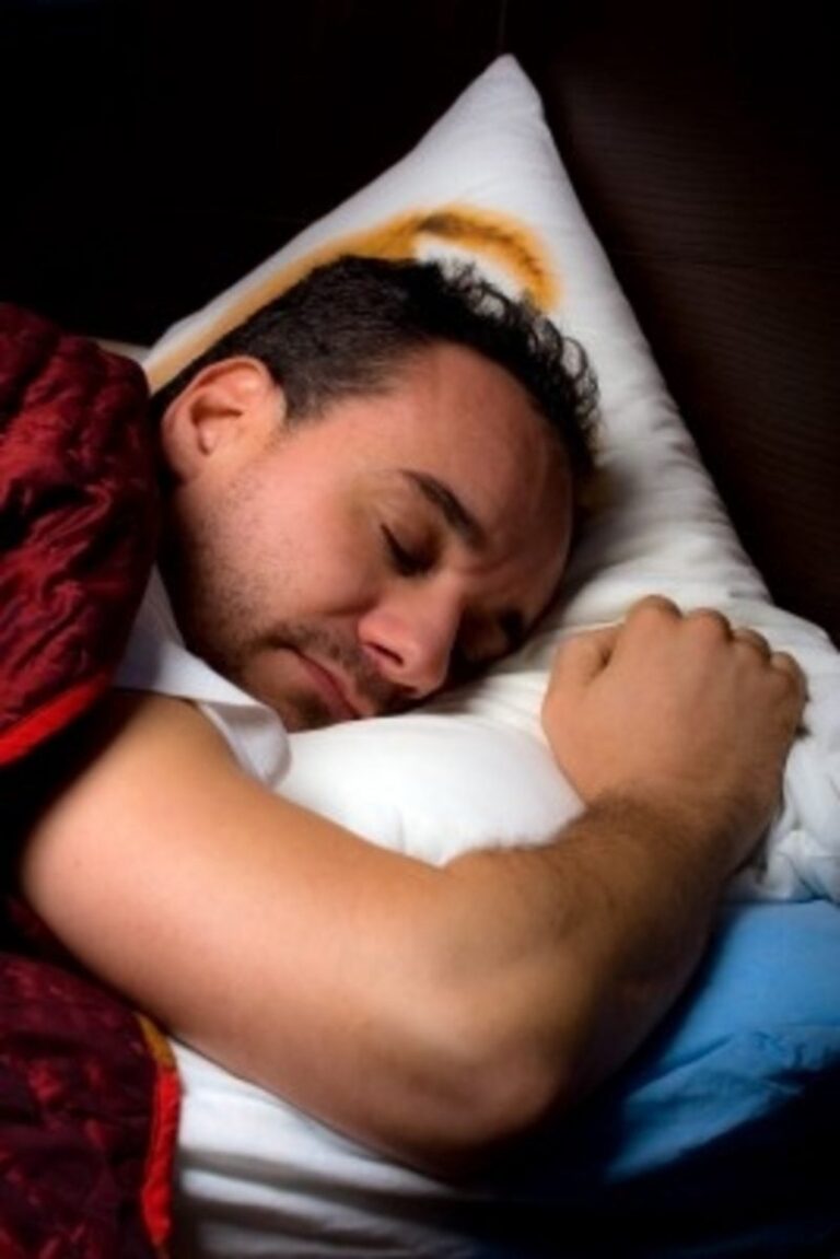 Sleeping 1 into. Мужчина спит. Спящий человек. Break sleep. Спящие бизнесмены.